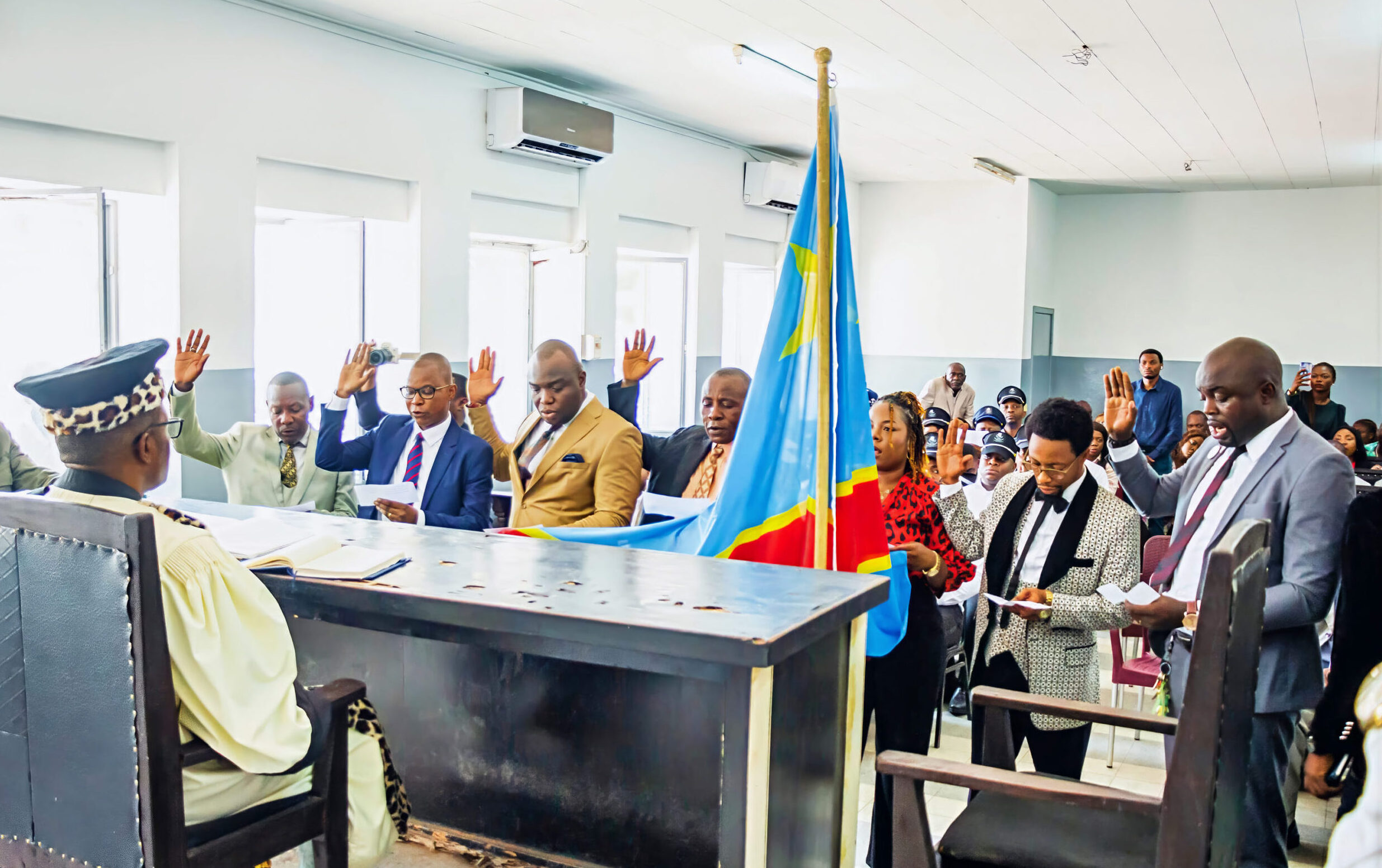 Judicial police swear in in a court room.